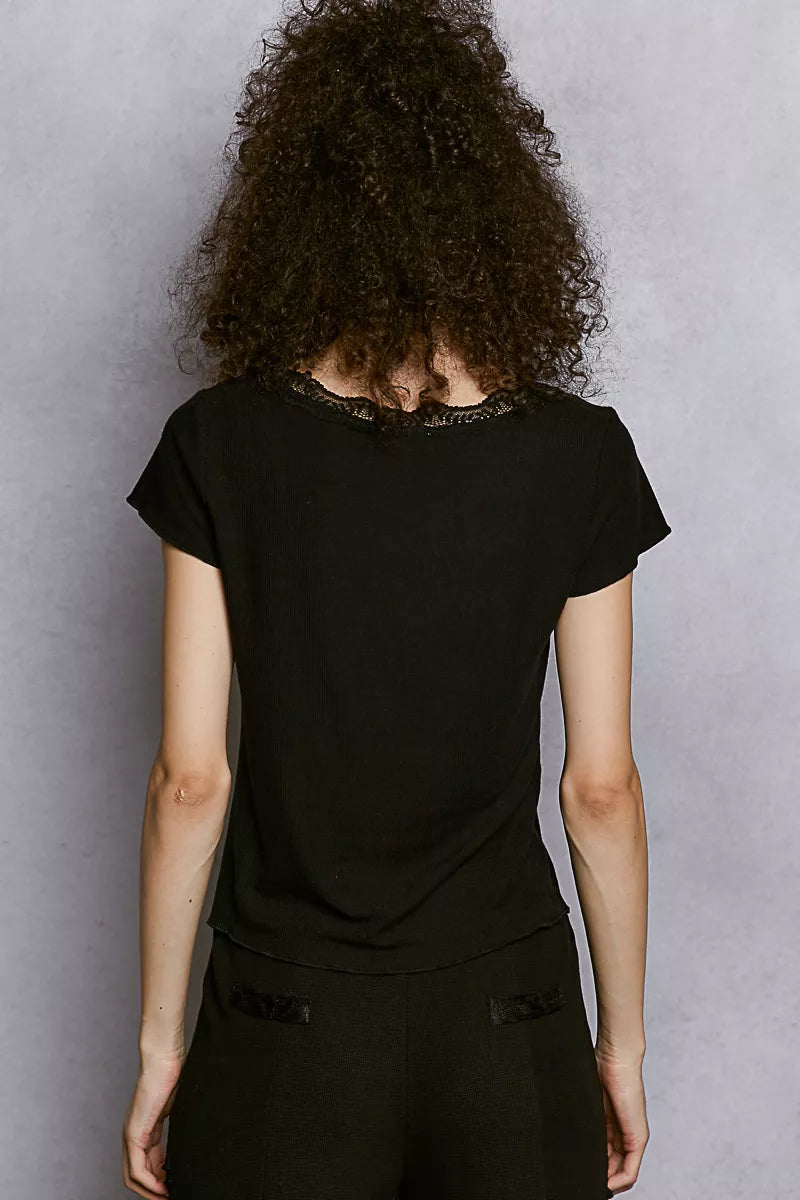 Feminine lace trim on round neck crop shirt