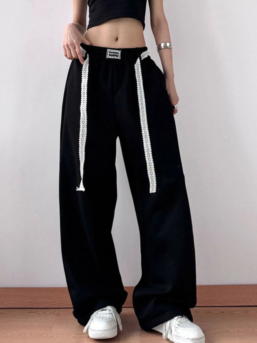 Detail of elastic waistband on relaxed fit pants